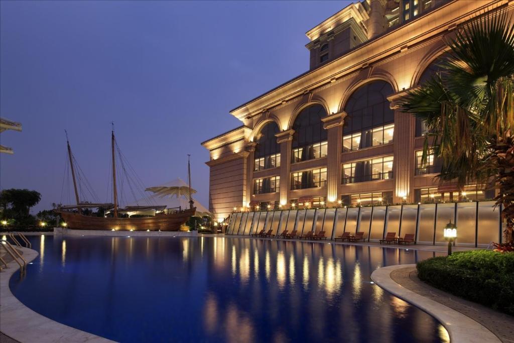 Sovereign Hotel Чжаньцзян Экстерьер фото